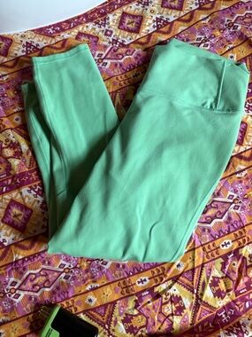 Mint Green High-Waist Capri Leggings